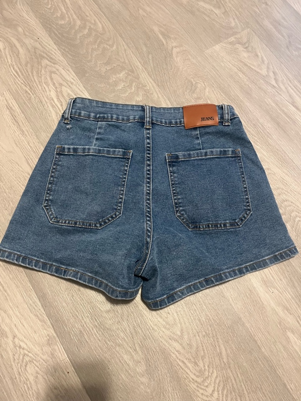 High-Waist Dark Blue Denim Y2K Shorts with Front Patch Pockets - Picture 5 of 6
